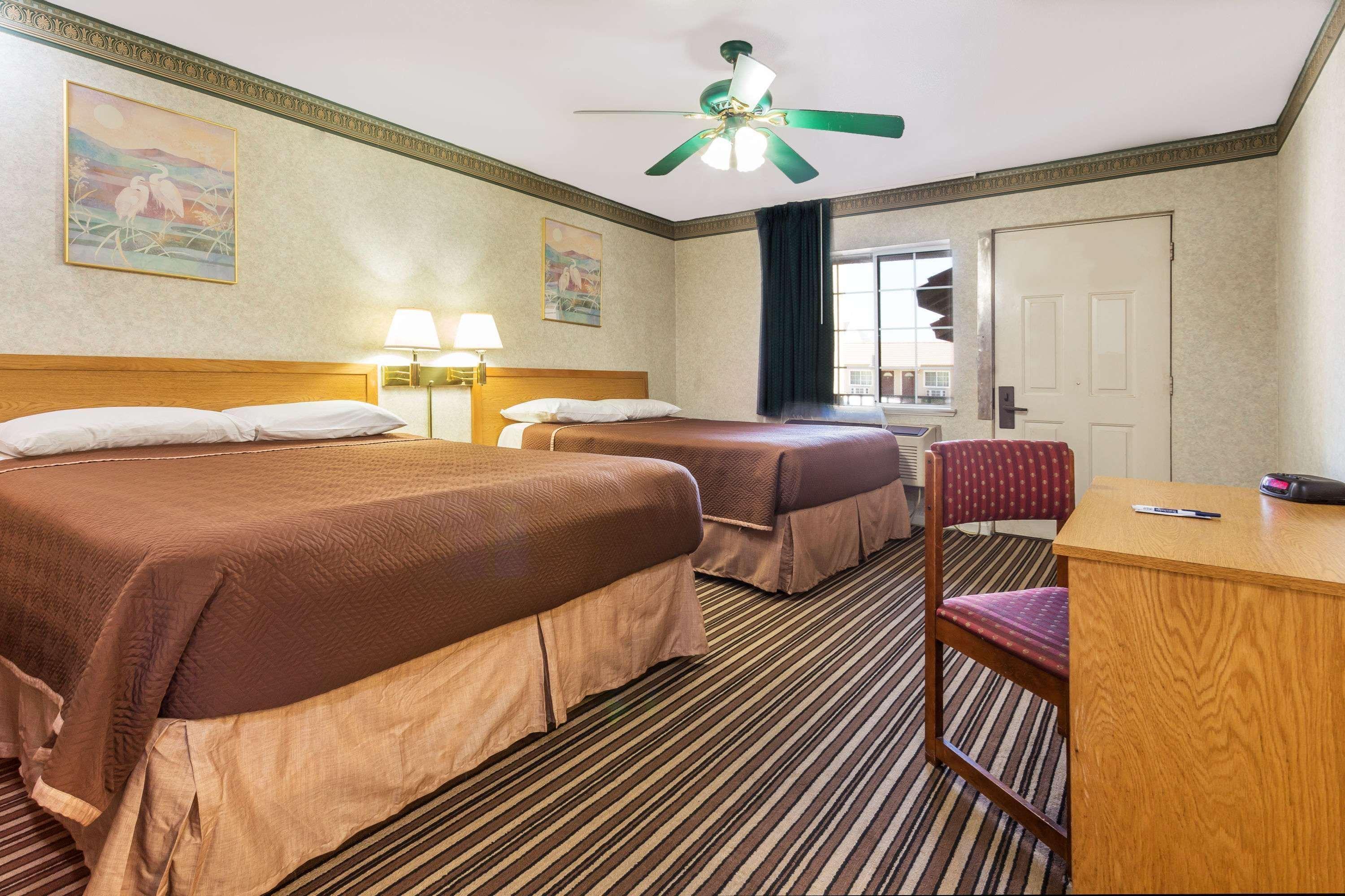 Yosemite Parkway Hotel Мърсед Екстериор снимка